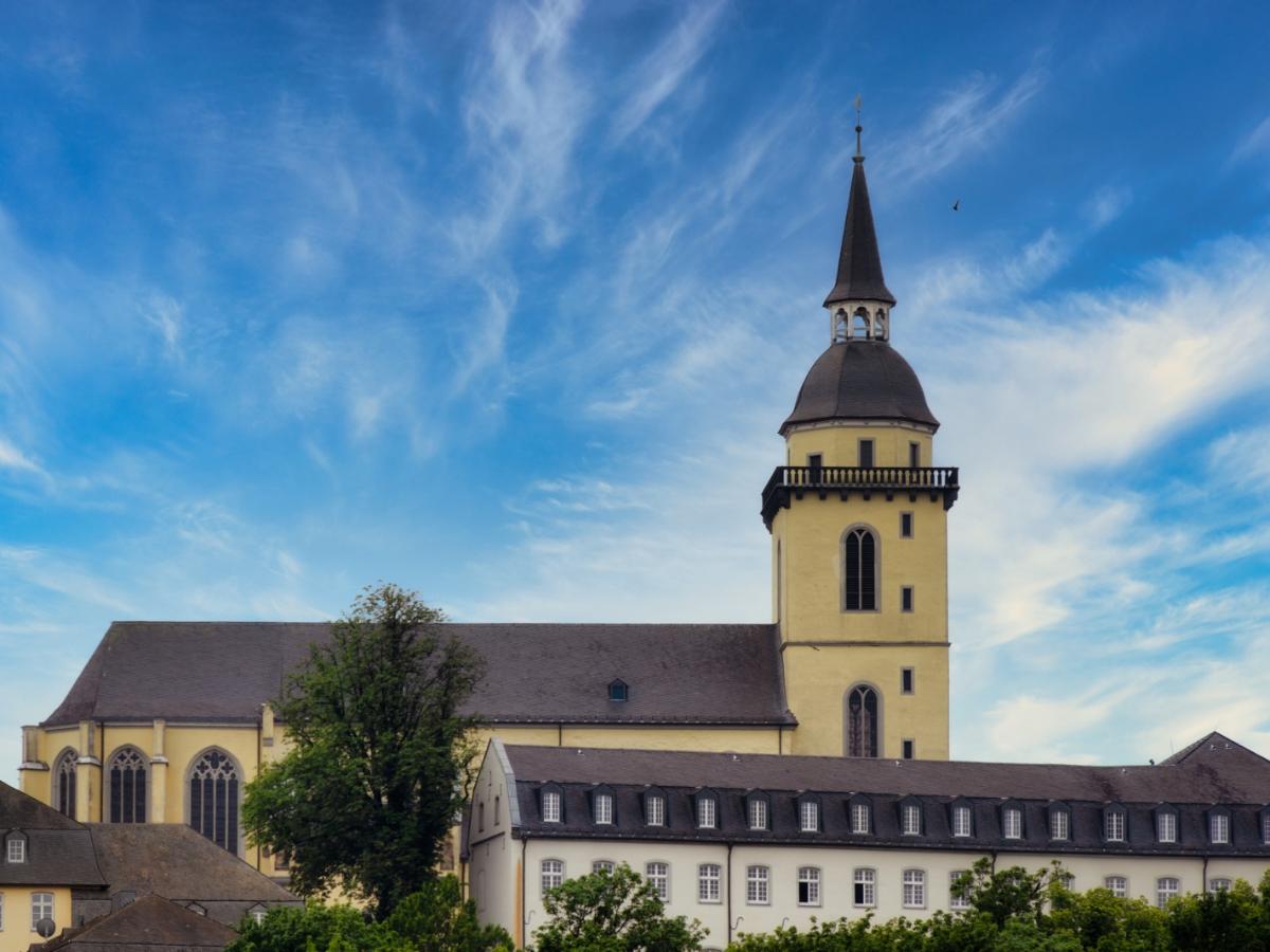 Ansicht auf St. Michael auf dem Michaelsberg in Siegburg, mit dem Restaurant 'Anno17' in der linken unteren Bildecke, sowie dem Gebäude des Katholisch-Sozialen Instituts in der rechten unteren Bildecke.