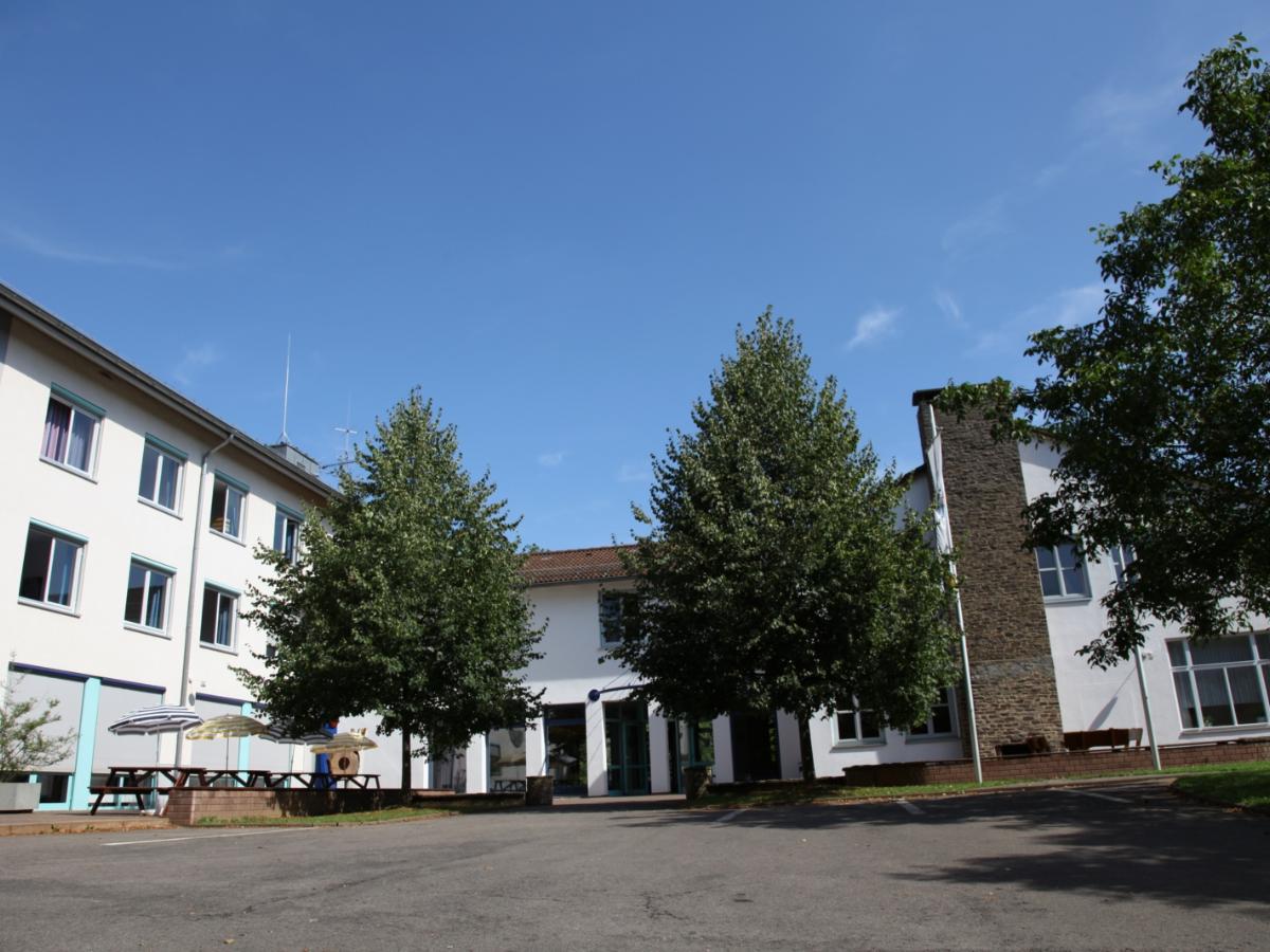 Frontale Ansicht auf den Haupteingang der Bildungsstätte Steinbachtalsperre